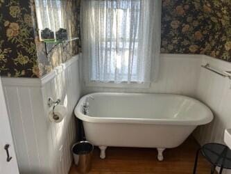 bathroom featuring a tub