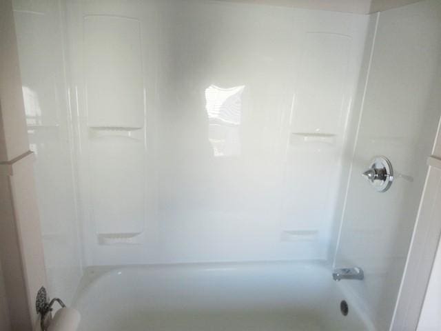 bathroom with washtub / shower combination