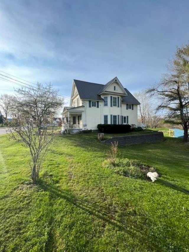 back of house featuring a lawn