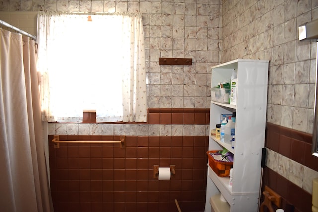 bathroom featuring tile walls