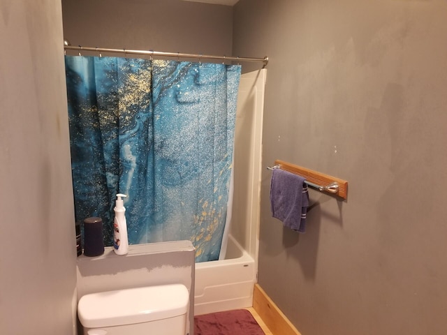 bathroom featuring toilet and shower / tub combo with curtain