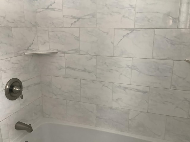bathroom featuring tiled shower / bath combo