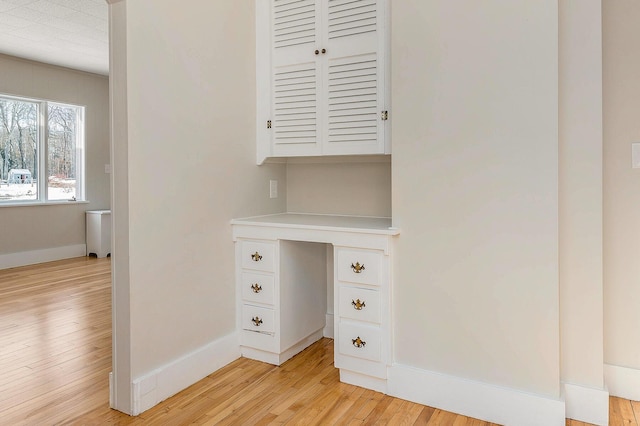 details featuring hardwood / wood-style flooring