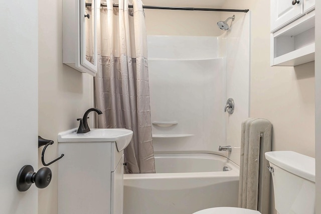 full bathroom with shower / tub combo with curtain, vanity, and toilet