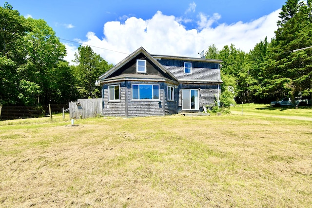 view of front of house featuring a front lawn