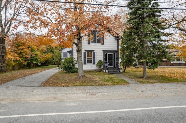 view of front of home with a front lawn