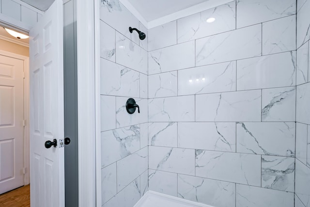 bathroom featuring tiled shower