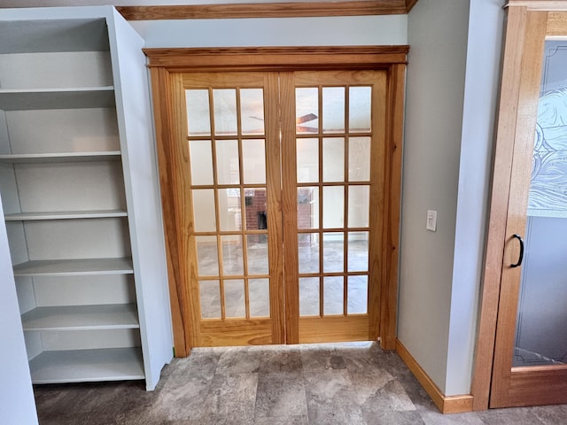 entryway featuring baseboards