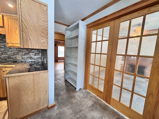 entryway featuring arched walkways and crown molding