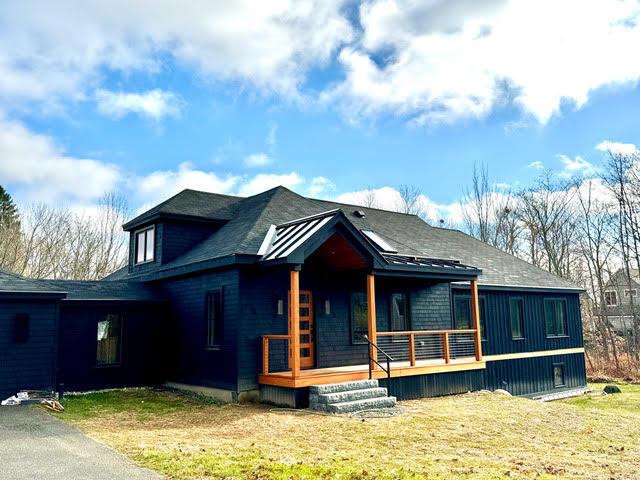 view of front facade featuring a porch and a front lawn