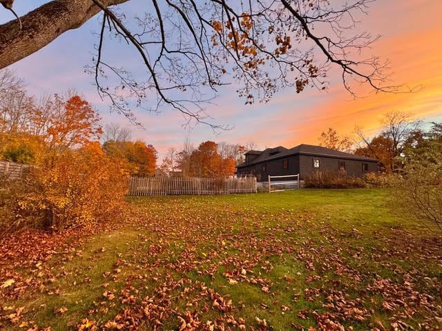 view of yard at dusk