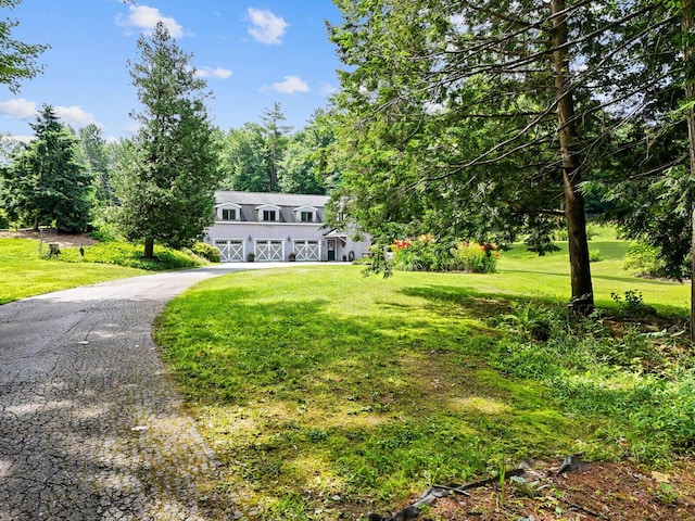 split foyer home featuring a front yard