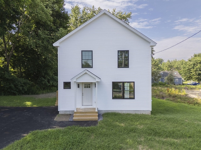 view of front of property featuring a front lawn