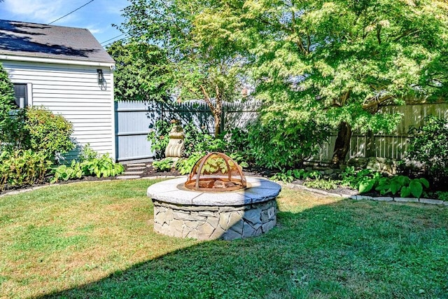 view of yard featuring a fire pit