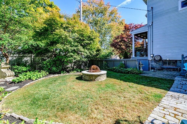 view of yard featuring an outdoor fire pit