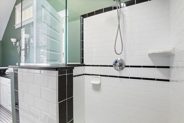 bathroom featuring tiled shower