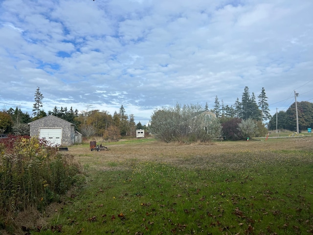 view of yard with an outbuilding