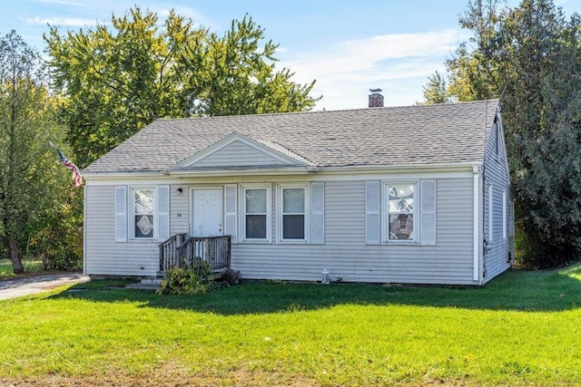 view of front facade with a front yard