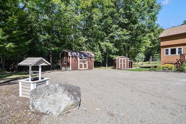 view of yard with a storage shed