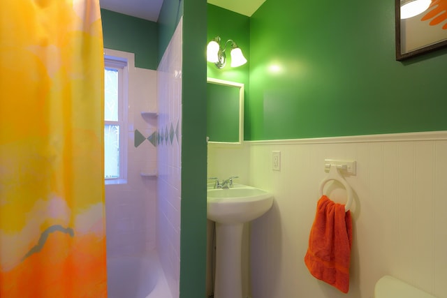 full bathroom with sink, tiled shower / bath combo, and toilet