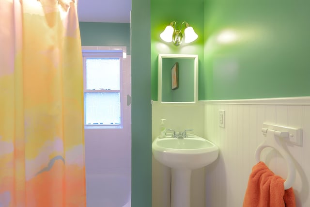 bathroom featuring sink