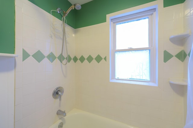 bathroom featuring tiled shower / bath