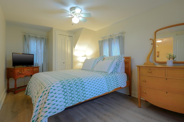 bedroom with ceiling fan, light hardwood / wood-style floors, and a closet