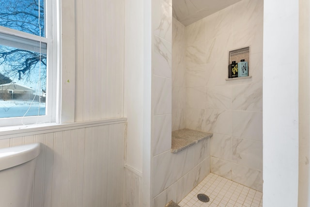 bathroom featuring toilet and tiled shower