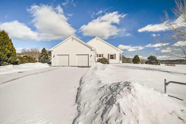 view of front facade featuring a garage