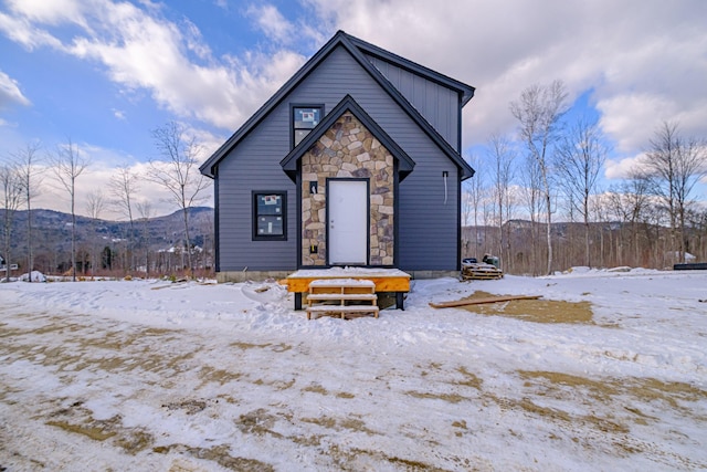 view of front of property featuring a mountain view