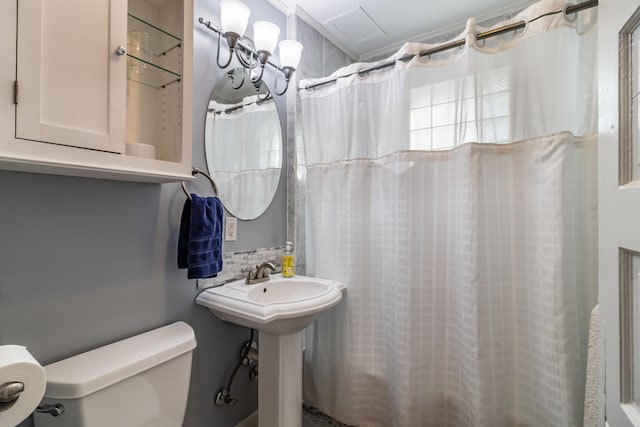 bathroom featuring sink, ornamental molding, toilet, and a shower with shower curtain