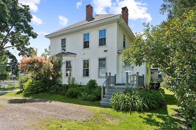 view of front of property with a front lawn