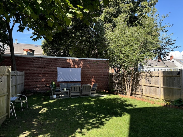 view of yard with outdoor lounge area