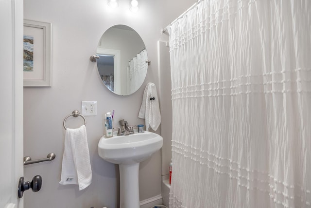 bathroom featuring shower / bath combo with shower curtain