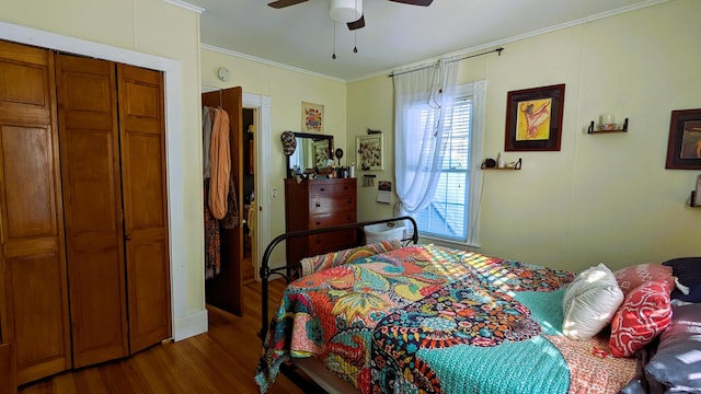 bedroom with ornamental molding, dark hardwood / wood-style floors, and ceiling fan