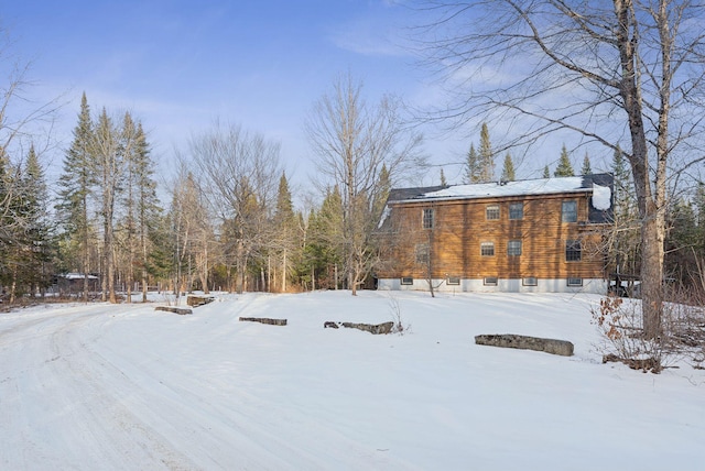 view of yard layered in snow