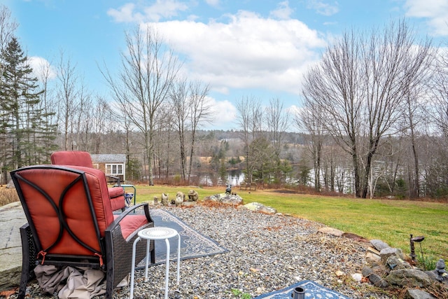 view of yard featuring an outdoor structure