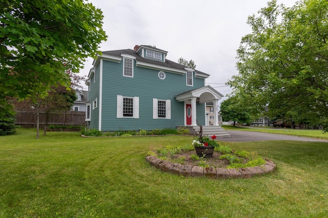 view of front of property featuring a front lawn