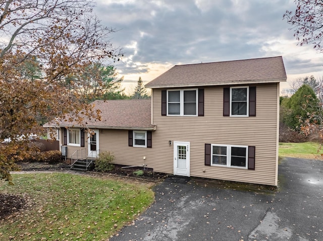 view of front of property featuring a lawn