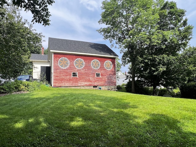 view of side of property featuring a yard
