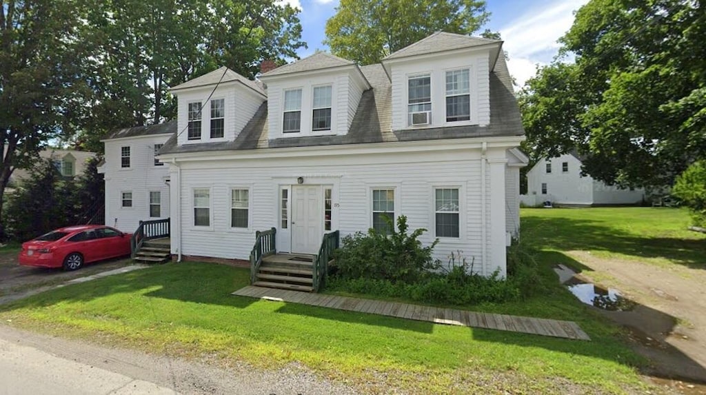 view of front of property with a front yard