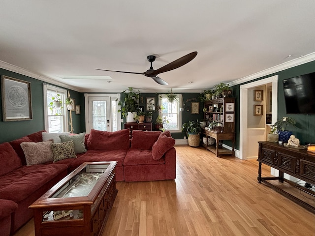 living room with crown molding, plenty of natural light, light hardwood / wood-style floors, and ceiling fan