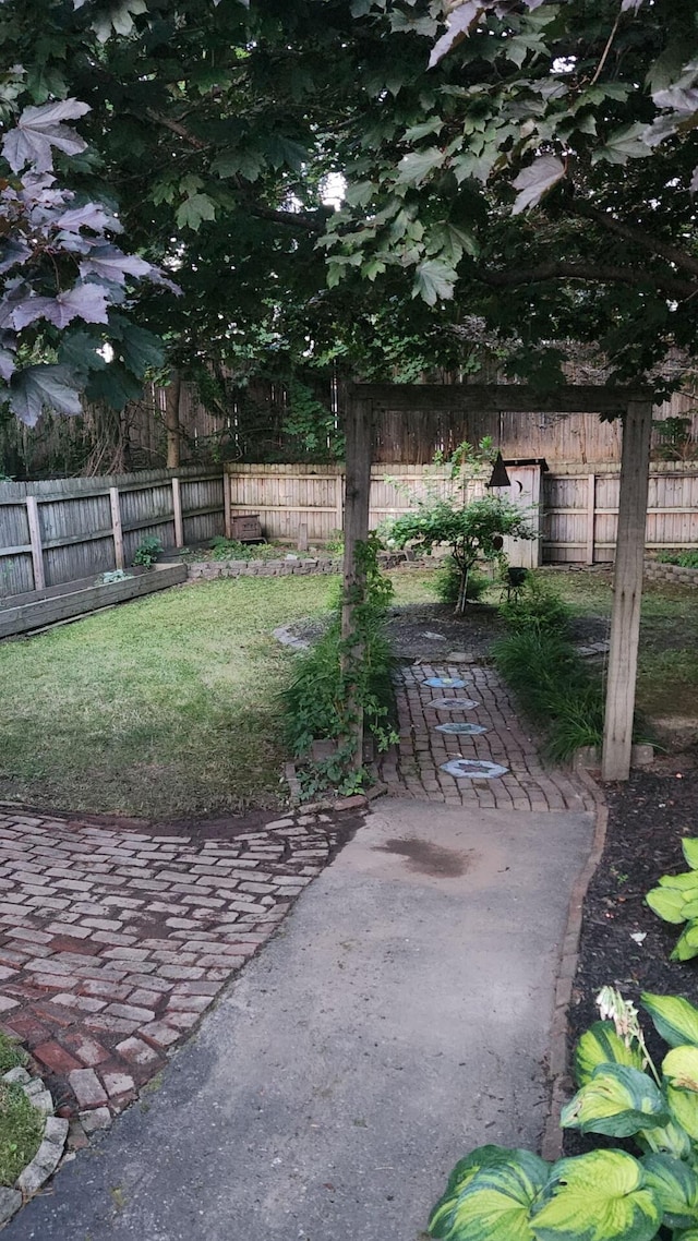 view of yard featuring a patio area