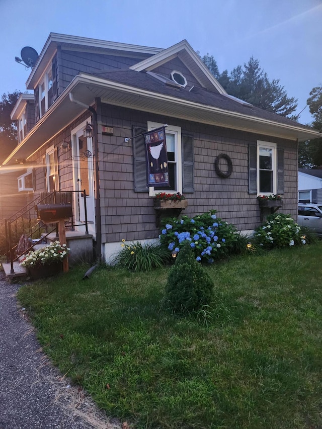 view of front facade featuring a front lawn