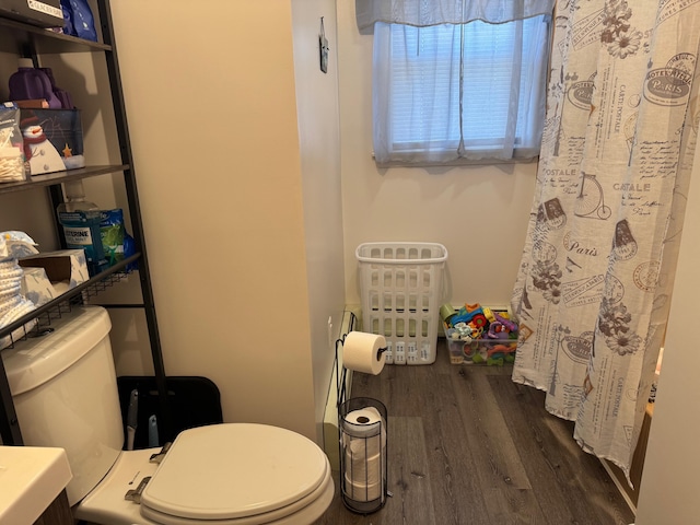 full bath featuring a shower with curtain, toilet, and wood finished floors