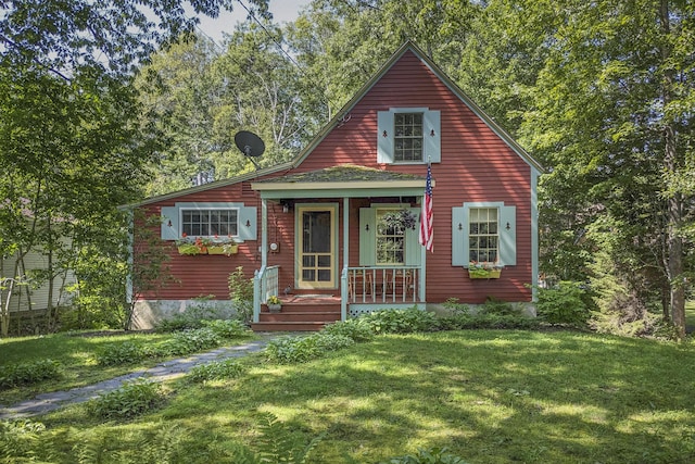 view of front facade with a front lawn