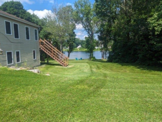 view of yard featuring a water view