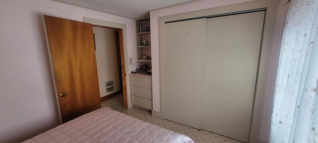 bedroom featuring a closet