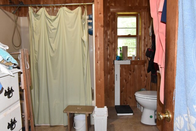 bathroom featuring a shower with curtain and toilet