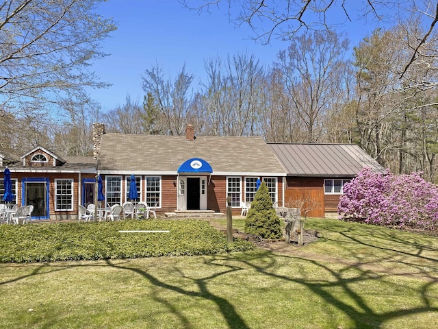 single story home featuring a front lawn